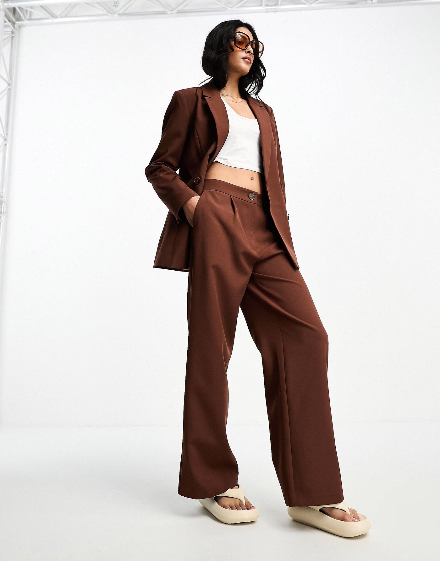 Slouchy dad pants in brown