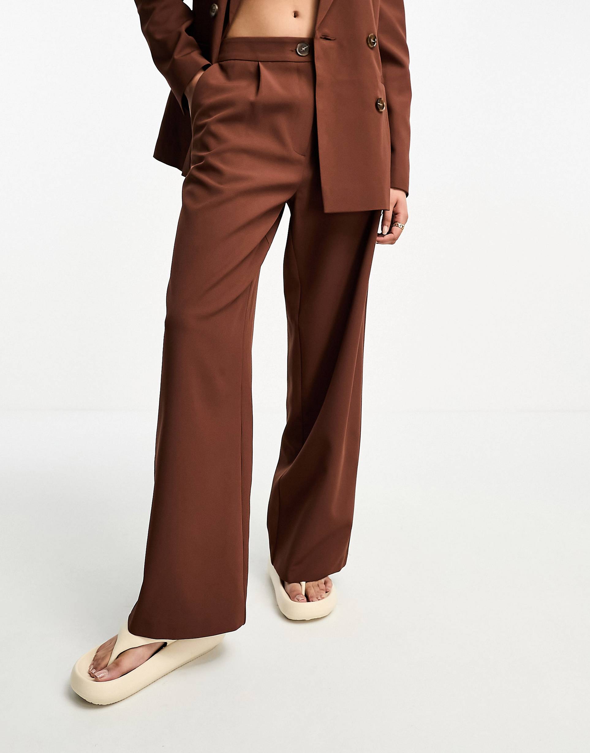 Slouchy dad pants in brown